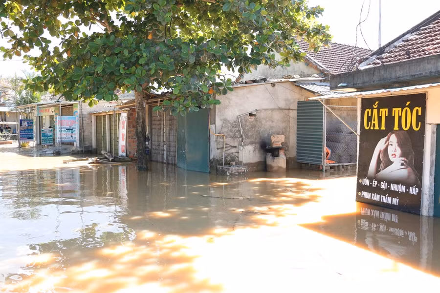 Một khu chợ không họp được do nước ngập