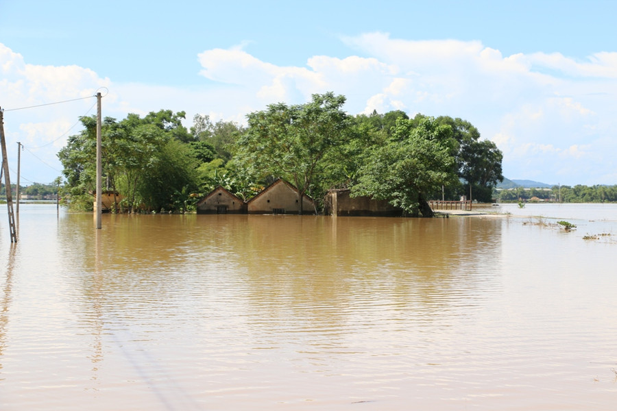 Nhiều xóm nước ngập tận nóc, cô lập với xung quanh như ốc đảo