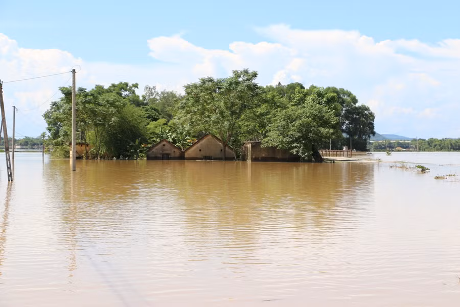 Nhiều xóm nước ngập tận nóc, cô lập với xung quanh như ốc đảo