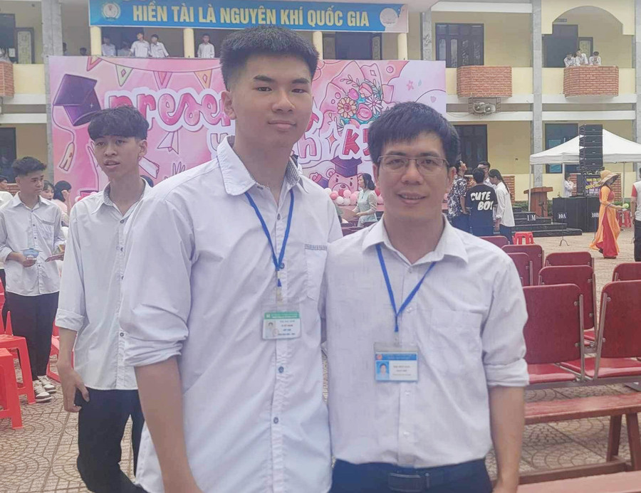 Lê Viết Khang và thầy chủ nhiệm Đậu Huy Lâm (giáo viên môn Toán, Trường THPT Thái Hòa, Nghệ An). Ảnh: NVCC Lê Viết Khang và thầy chủ nhiệm Đậu Huy Lâm (giáo viên môn Toán, Trường THPT Thái Hòa, Nghệ An). Ảnh: NVCC