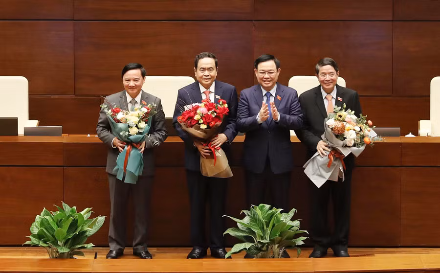 Chủ tịch Quốc hội Vương Đình Huệ chúc mừng các Phó Chủ tịch.