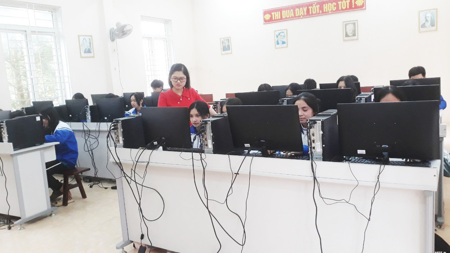 Cô và trò Trường THCS thị trấn Bến Sung (Như Thanh, Thanh Hóa) trong giờ học môn Tin học. Ảnh: TL. Cô và trò Trường THCS thị trấn Bến Sung (Như Thanh, Thanh Hóa) trong giờ học môn Tin học. Ảnh: TL.