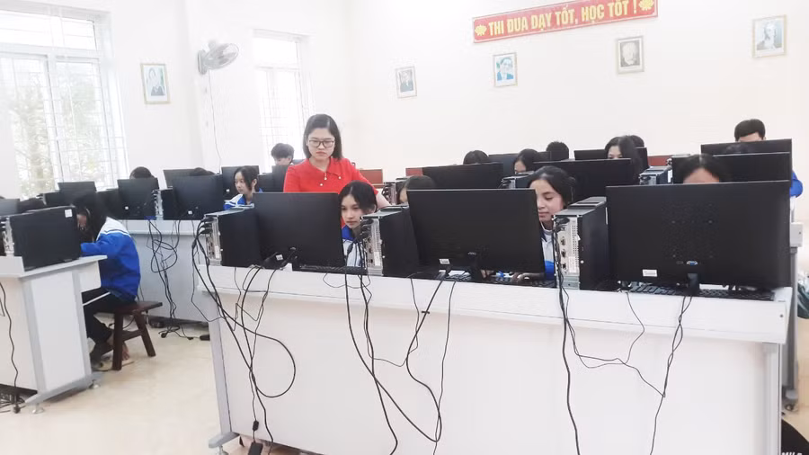 Cô và trò Trường THCS thị trấn Bến Sung (Như Thanh, Thanh Hóa) trong giờ học môn Tin học. Ảnh: TL.
