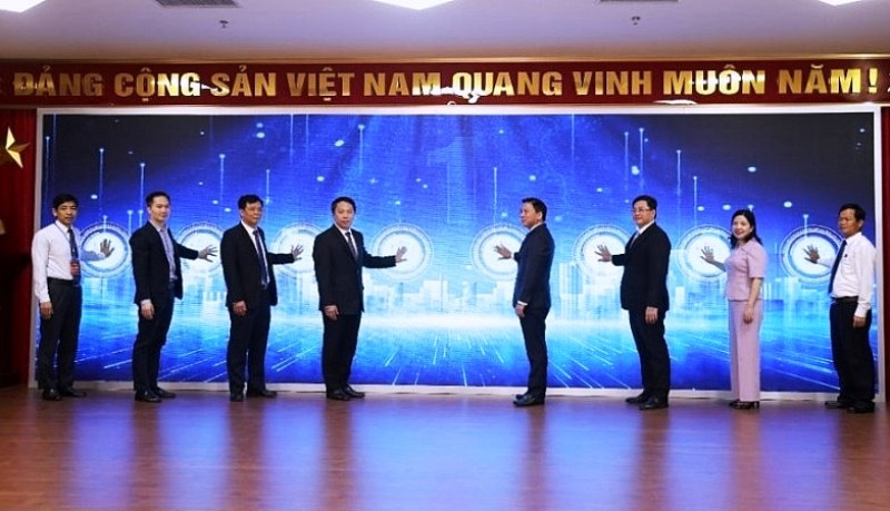 Lãnh đạo Bộ Thông tin và Truyền thông và Lãnh đạo tỉnh Thanh Hóa ấn nút khai trương Cổng dữ liệu mở tỉnh Thanh Hóa, App Thanh Hóa - S. Ảnh: TL. Lãnh đạo Bộ Thông tin và Truyền thông và Lãnh đạo tỉnh Thanh Hóa ấn nút khai trương Cổng dữ liệu mở tỉnh Thanh Hóa, App Thanh Hóa - S. Ảnh: TL.