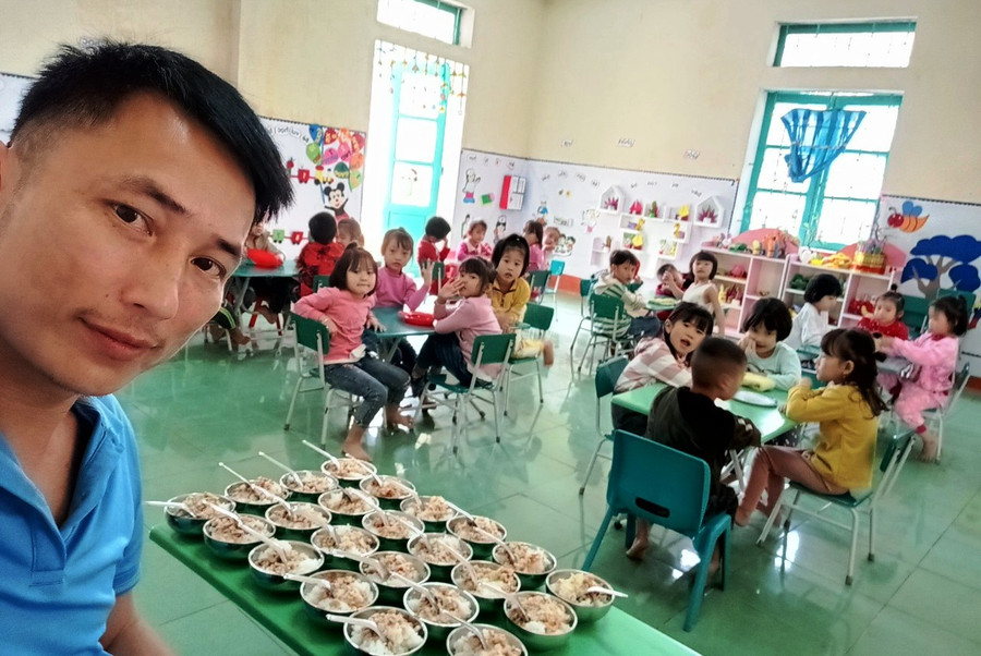 Thầy giáo Bùi Văn Anh chuẩn bị cho trẻ ăn bán trú tại lớp học. Ảnh: NVCC. Thầy giáo Bùi Văn Anh chuẩn bị cho trẻ ăn bán trú tại lớp học. Ảnh: NVCC.