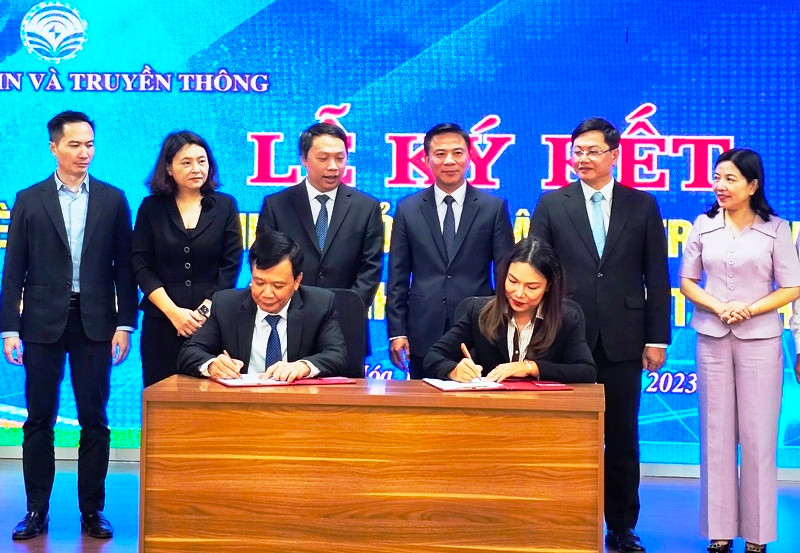 Lãnh đạo tỉnh Thanh Hóa và Bộ Thông tin Truyền thông chứng kiến Lễ ký kết các thỏa thuận hợp tác về chuyển đổi số giữa Sở Thông tin và Truyền thông tỉnh Thanh Hóa với Công ty Cổ phần Misa. Ảnh: TL. Lãnh đạo tỉnh Thanh Hóa và Bộ Thông tin Truyền thông chứng kiến Lễ ký kết các thỏa thuận hợp tác về chuyển đổi số giữa Sở Thông tin và Truyền thông tỉnh Thanh Hóa với Công ty Cổ phần Misa. Ảnh: TL.