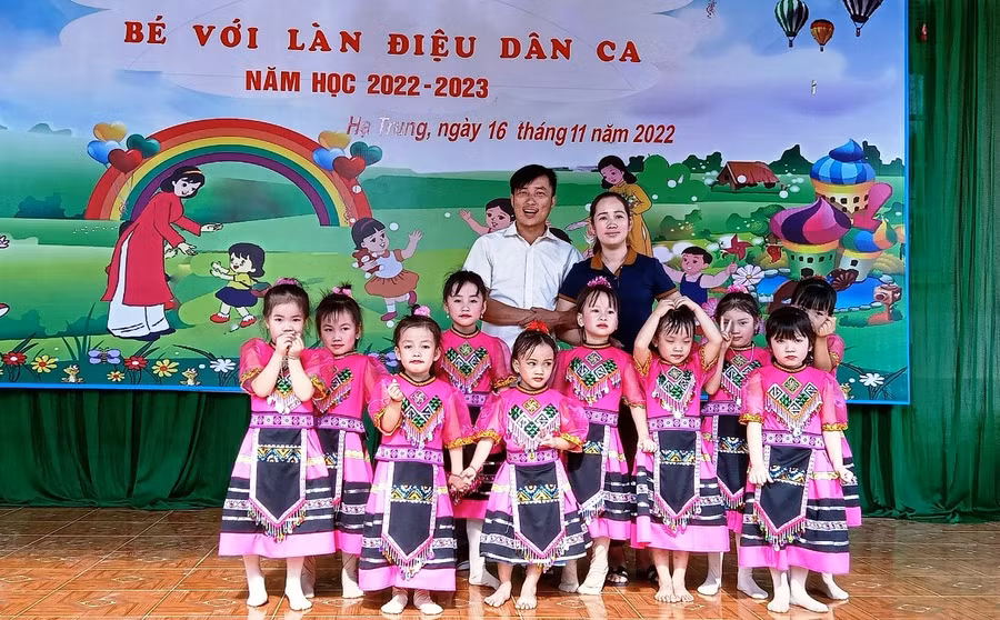 Thầy giáo Bùi Văn Anh và học trò của mình. Ảnh: NVCC.