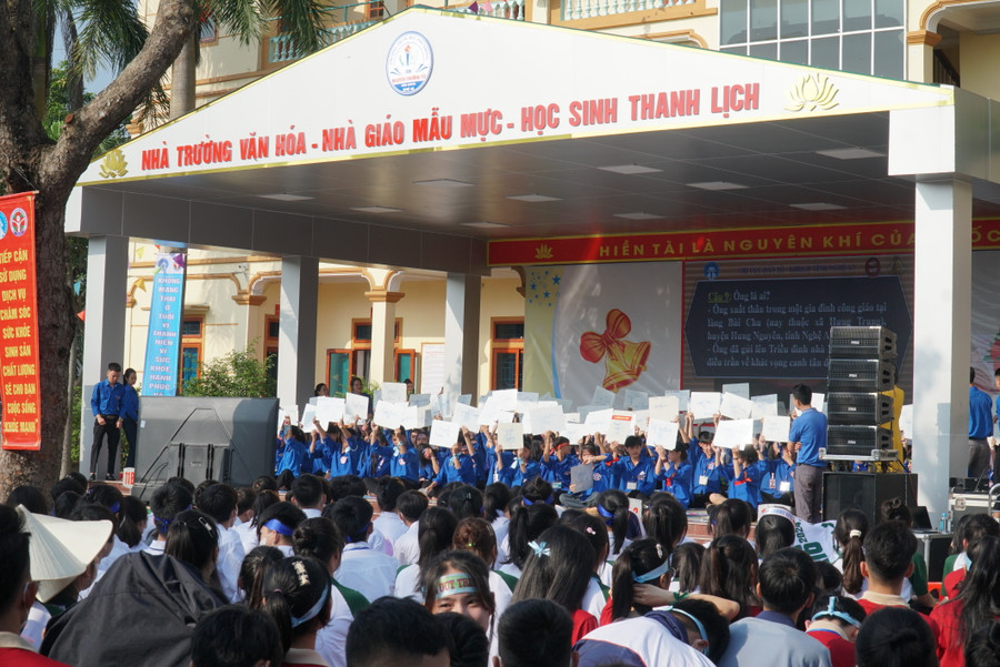 Có 100 thí sinh đại diện cho gần 1.000 học sinh Trường THPT Nguyễn Trường Tộ (huyện Hưng Nguyên, Nghệ An) tham gia hội thi. Ảnh: Hồ Lài