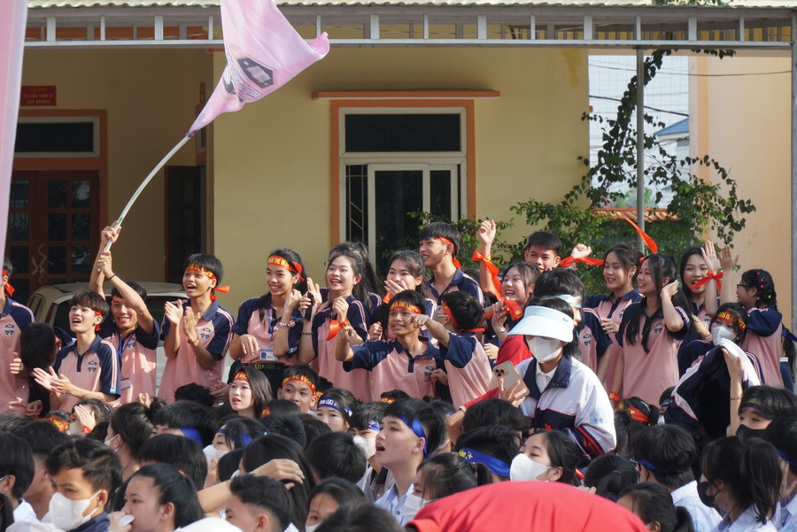 Khán giả cổ vũ cho các bạn của lớp tham gia hội thi Rung chuông vàng tìm hiểu kiến thức sức khỏe sinh sản vị thành niên, thanh niên. Ảnh: Hồ Lài