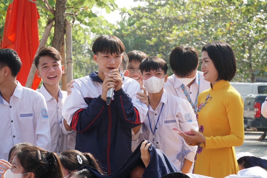 Các bạn học sinh hào hứng tham gia trả lời câu hỏi trong phần thi dành cho khán giả. Ảnh: Hồ Lài