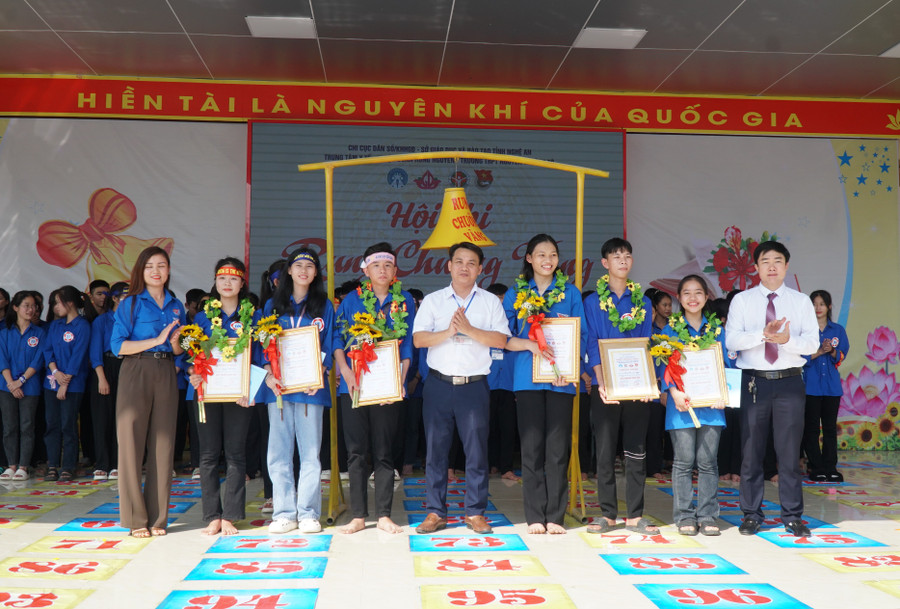 Ban tổ chức khen thưởng cho các bạn đạt kết quả tốt tại hội thi. Ảnh: Hồ Lài