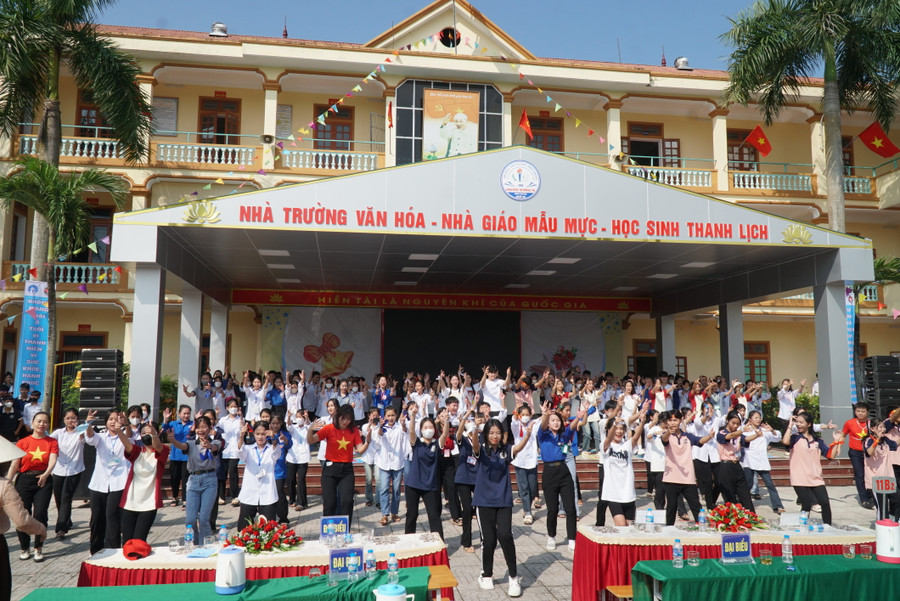 Học sinh Trường THPT Nguyễn Trường Tộ (huyện Hưng Nguyên, Nghệ An) sôi nổi nhảy dân vũ - hoạt động thường xuyên tại trường. Ảnh: Hồ Lài