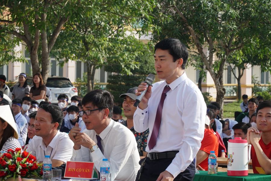 Bác sĩ đến từ Trung tâm Y tế huyện tư vấn, thông tin thêm cho học sinh về kiến thức sức khỏe giới tính tại hội thi. Ảnh Hồ Lài.