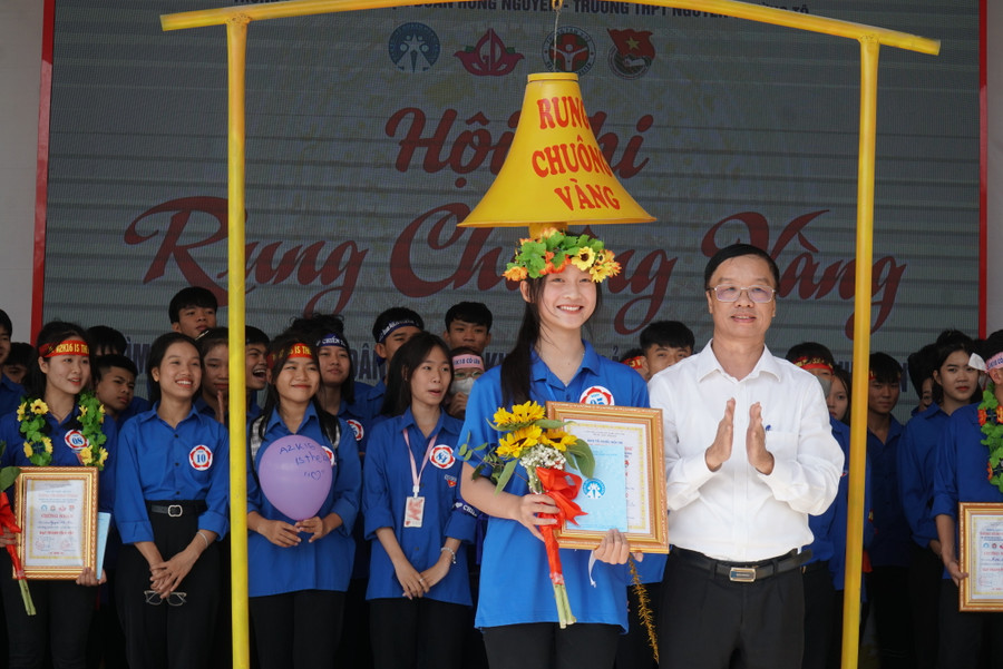 Ban tổ chức trao thưởng cho em Hoàng Nguyễn Nguyên Hạnh - thí sinh xuất sắc trải qua 30 câu hỏi Rung chuông vàng. Ảnh: Hồ Lài