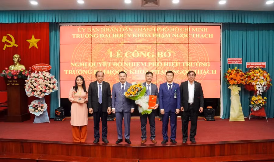 TS Phạm Quốc Dũng nhận quyết định bổ nhiệm làm Phó Hiệu trưởng Trường Đại học Y khoa Phạm Ngọc Thạch. Ảnh: PNT