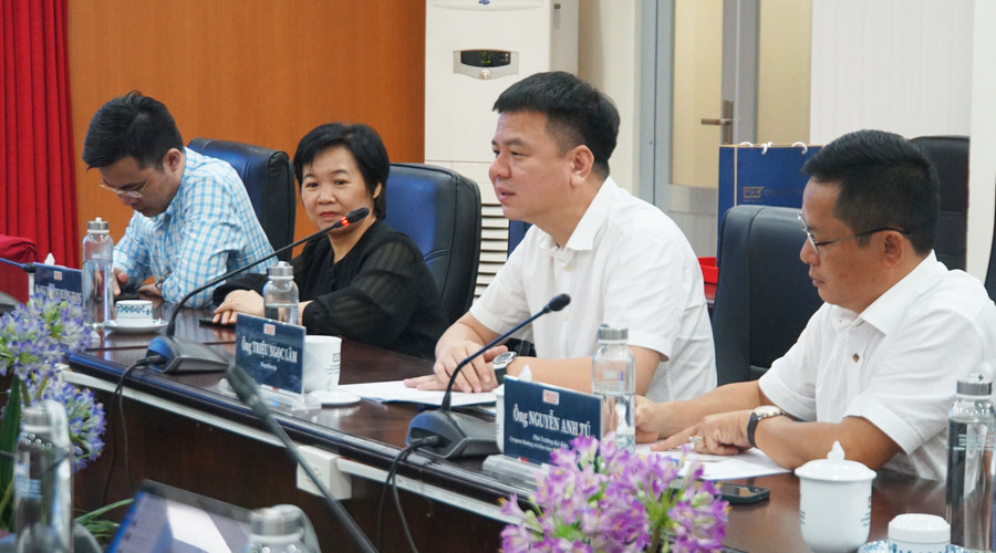 Nhà báo Triệu Ngọc Lâm, Tổng biên tập Báo Giáo dục và Thời đại trao đổi những nội dung cụ thể về thỏa thuận hợp tác. Ảnh: Mạnh Tùng Nhà báo Triệu Ngọc Lâm, Tổng biên tập Báo Giáo dục và Thời đại trao đổi những nội dung cụ thể về thỏa thuận hợp tác. Ảnh: Mạnh Tùng