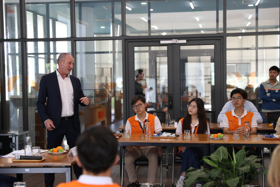 GS Rene Thiele trao đổi cùng sinh viên Trường Đại học Việt Đức. Ảnh: VGU GS Rene Thiele trao đổi cùng sinh viên Trường Đại học Việt Đức. Ảnh: VGU