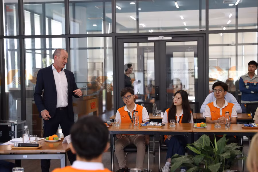 GS Rene Thiele trao đổi cùng sinh viên Trường Đại học Việt Đức. Ảnh: VGU