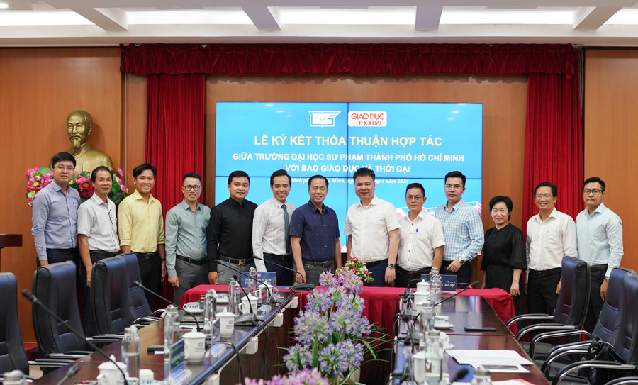 Lãnh đạo hai đơn vị chụp hình lưu niệm. Ảnh: Mạnh Tùng Lãnh đạo hai đơn vị chụp hình lưu niệm. Ảnh: Mạnh Tùng