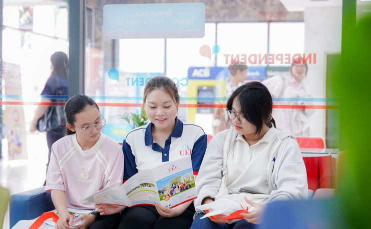 Thí sinh tìm hiểu thông tin tuyển sinh tại Trường Đại học Kinh tế - Tài chính TPHCM. Ảnh: UEF Thí sinh tìm hiểu thông tin tuyển sinh tại Trường Đại học Kinh tế - Tài chính TPHCM. Ảnh: UEF