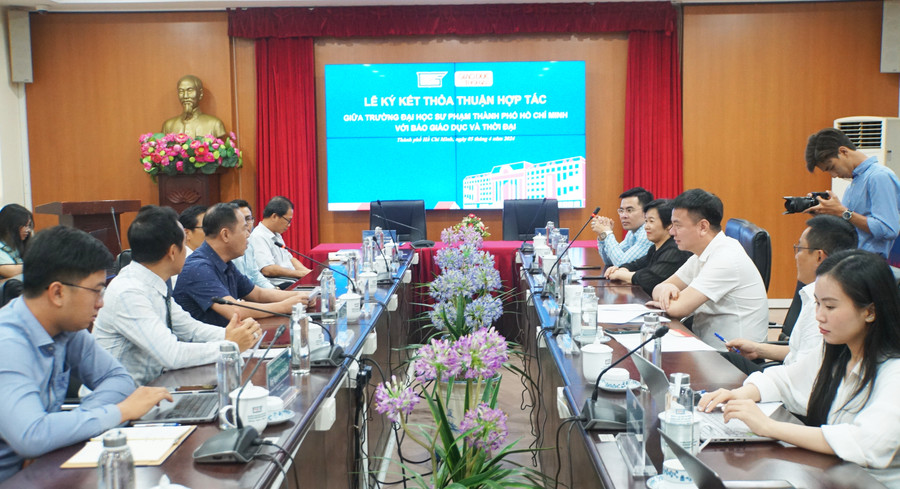 Lãnh đạo Báo Giáo dục và Thời đại, Trường Đại học Sư phạm TPHCM trao đổi những nội dung hợp tác trong thời gian tới. Ảnh: Mạnh Tùng Lãnh đạo Báo Giáo dục và Thời đại, Trường Đại học Sư phạm TPHCM trao đổi những nội dung hợp tác trong thời gian tới. Ảnh: Mạnh Tùng