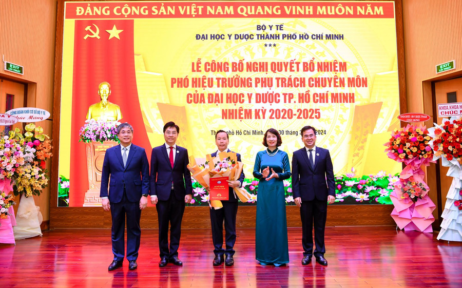 Lãnh đạo Bộ Y tế và Trường Đại học Y Dược TPHCM trao Nghị quyết và tặng hoa chúc mừng PGS.TS Nguyễn Văn Chinh. Ảnh:UMP Lãnh đạo Bộ Y tế và Trường Đại học Y Dược TPHCM trao Nghị quyết và tặng hoa chúc mừng PGS.TS Nguyễn Văn Chinh. Ảnh:UMP