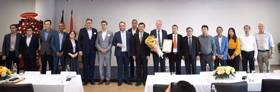 Các đại biểu chụp ảnh lưu niệm tại lễ công bố bổ nhiệm Hiệu trưởng Trường Đại học Việt Đức. Ảnh: VGU