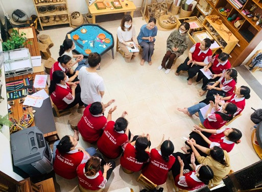 Cô Tuỳ Anh chia sẻ về kinh nghiệm sư phạm và một số hoạt động dự án theo hướng tiếp cận Reggio Emilia của trẻ và giáo viên cho đoàn sinh viên Trường ĐH Quốc tế Hồng Bàng dưới sự dẫn dắt của Tiến sĩ Trần Nguyễn Nguyên Hân. Cô Tuỳ Anh chia sẻ về kinh nghiệm sư phạm và một số hoạt động dự án theo hướng tiếp cận Reggio Emilia của trẻ và giáo viên cho đoàn sinh viên Trường ĐH Quốc tế Hồng Bàng dưới sự dẫn dắt của Tiến sĩ Trần Nguyễn Nguyên Hân.