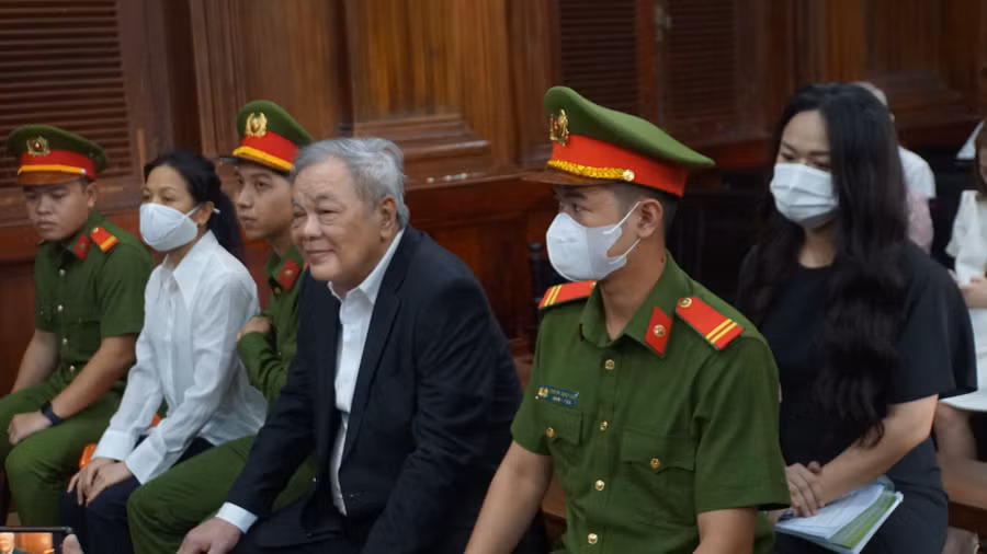 Ông Trần Quí Thanh và 2 con gái tại tòa. (Ảnh: Lê Nam)