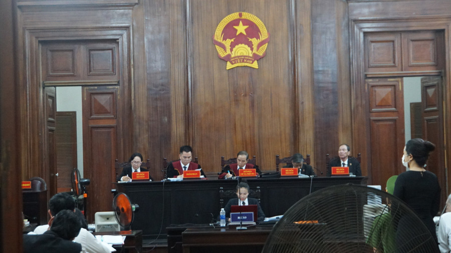 Hội đồng xét xử làm việc chiều 24/4. (Ảnh: Lê Nam) Hội đồng xét xử làm việc chiều 24/4. (Ảnh: Lê Nam)
