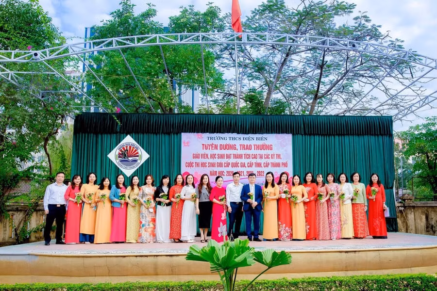 Giáo viên Trường THCS Điện Biên, TP Thanh Hóa được tuyên dương, trao thưởng trong dịp thi đua 20/11/2021 vừa qua.