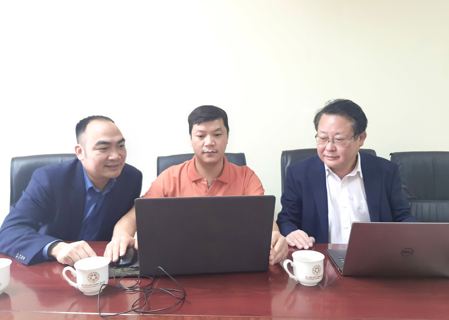 Các khách mời từ Học viện Nông nghiệp Việt Nam trả lời câu hỏi của độc giả trong buổi GLTT.