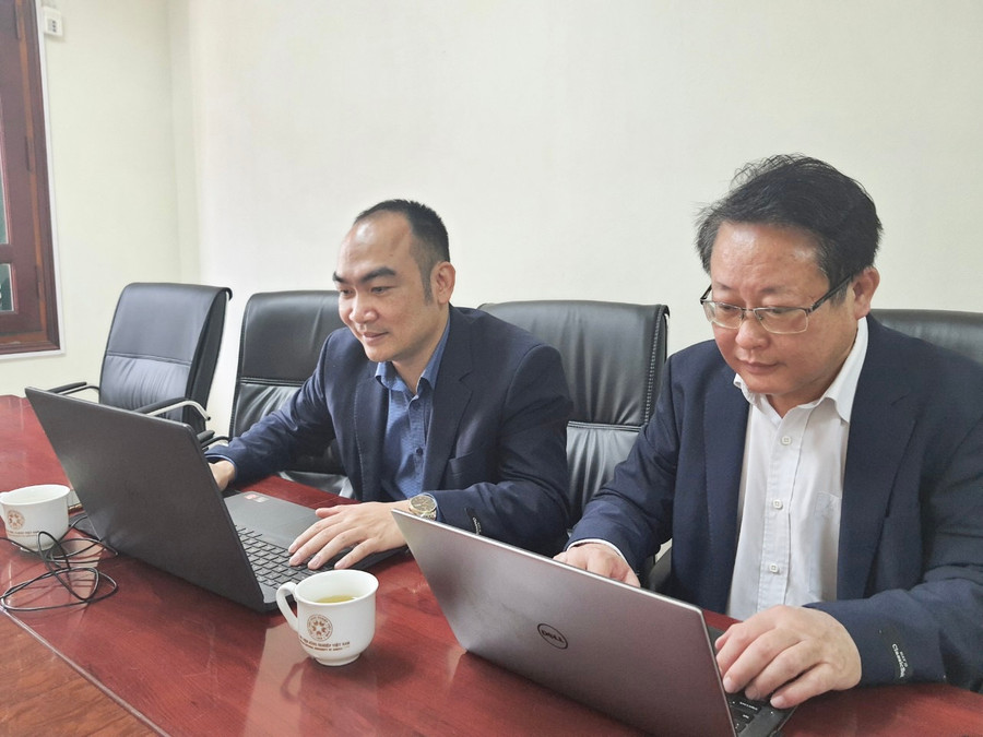 TS Giang Trung Khoa (bên phải) cùng TS Dương Thanh Huân - Phó trưởng Ban Công tác chính trị và Công tác sinh viên, Học viện Nông nghiệp Việt Nam trả lời câu hỏi của độc giả Báo Giáo dục và Thời đại trong buổi GLTT.