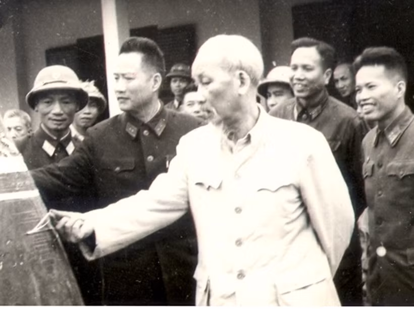 Chủ tịch Hồ Chí Minh xem xác máy bay không người lái tầm cao bị Bộ đội Tên lửa bắn rơi ngày 24/3/1966.