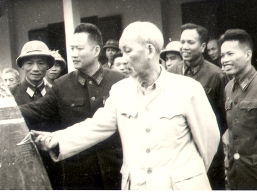 Chủ tịch Hồ Chí Minh xem xác máy bay không người lái tầm cao bị Bộ đội Tên lửa bắn rơi ngày 24/3/1966. Chủ tịch Hồ Chí Minh xem xác máy bay không người lái tầm cao bị Bộ đội Tên lửa bắn rơi ngày 24/3/1966.