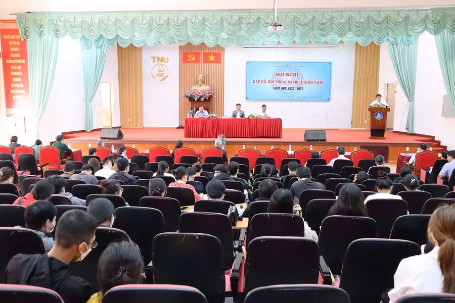 Hội nghị gặp gỡ đối thoại đại biểu sinh viên của Trường Đại học Tây Nguyên.