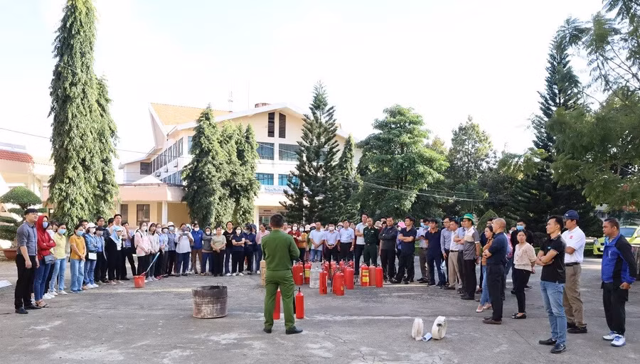 Tập huấn phòng cháy chữa cháy tại Trường Đại học Tây Nguyên.