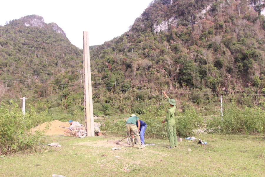 Kéo đường dây điện đến bản tái định cư tộc người Đan Lai