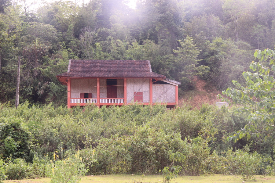 Tuy nhiên công tác vận động bà con rời khe gặp khó khăn, nhiều ngôi nhà xây xong không có người ở