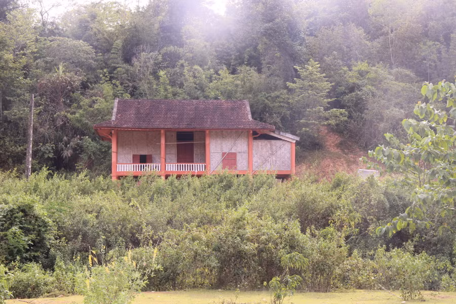 Tuy nhiên công tác vận động bà con rời khe gặp khó khăn, nhiều ngôi nhà xây xong không có người ở