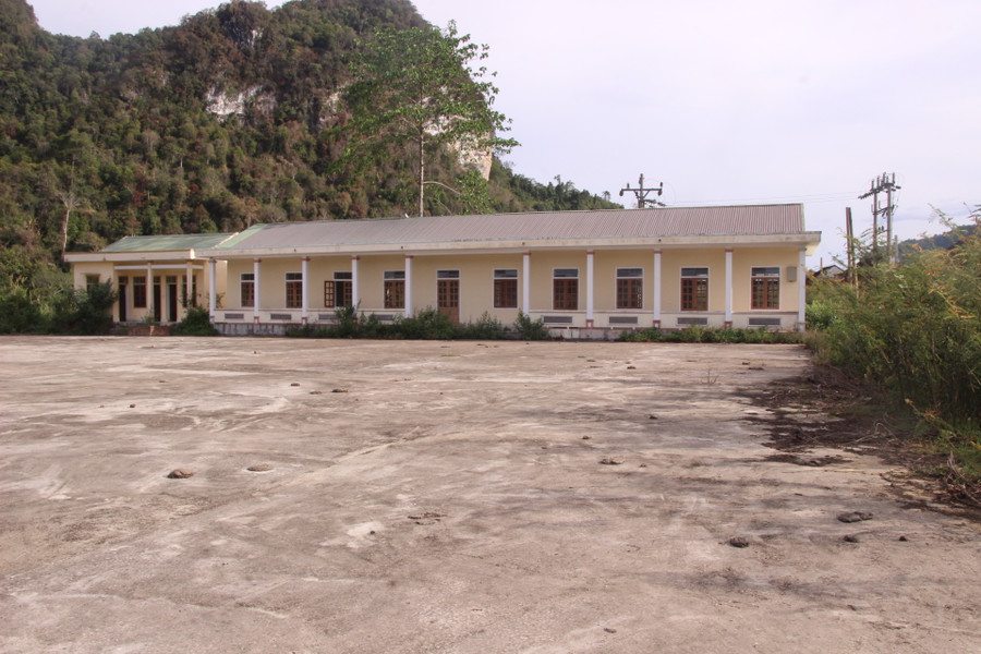 Trường học xây xong nhưng chưa có học sinh, lâu ngày trở nên hoang vắng, xuống cấp