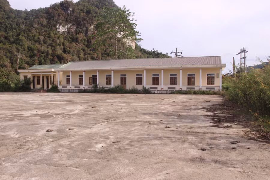 Trường học xây xong nhưng chưa có học sinh, lâu ngày trở nên hoang vắng, xuống cấp