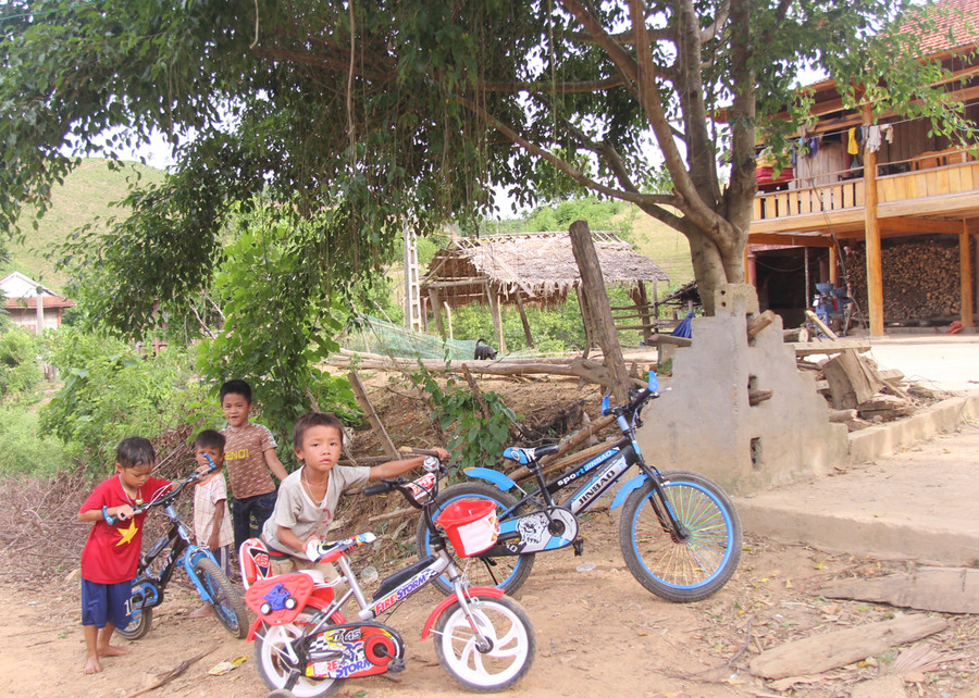 Những đứa trẻ Đan Lai tại bản tái định cư Thạch Sơn, xã Thạch Ngàn