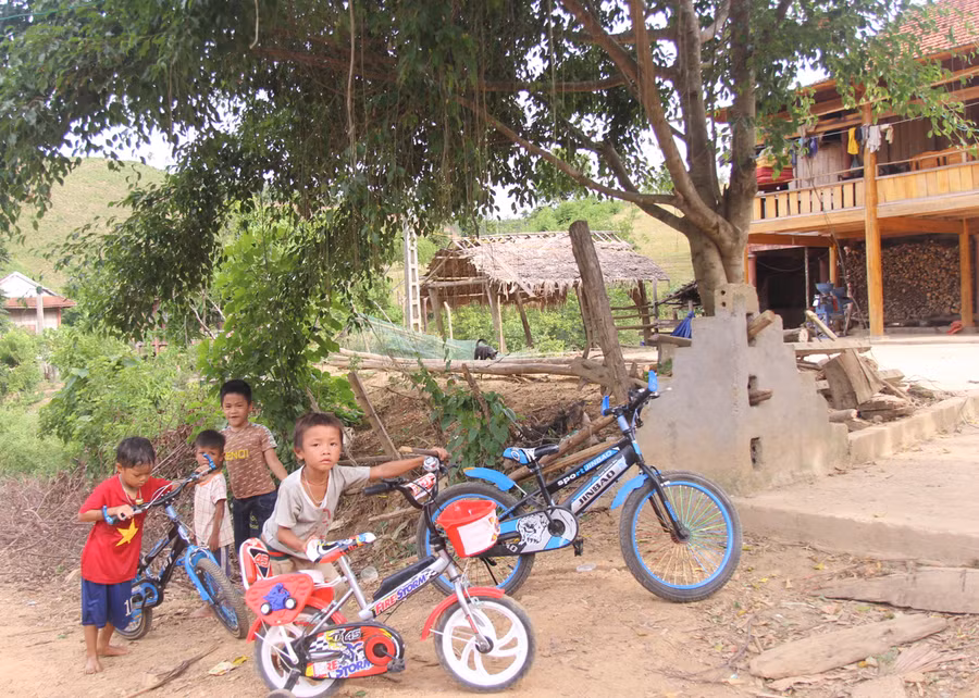 Những đứa trẻ Đan Lai tại bản tái định cư Thạch Sơn, xã Thạch Ngàn