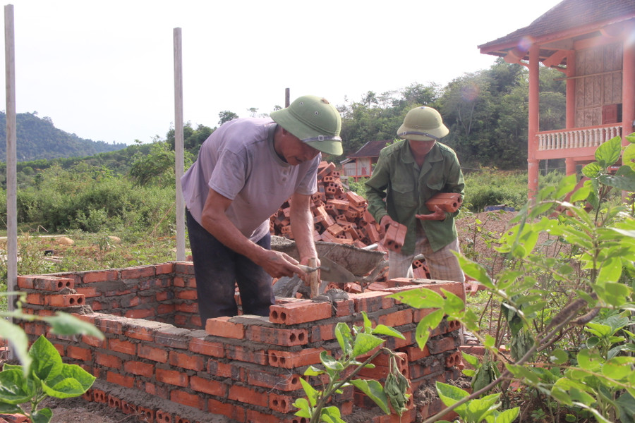 Xây dựng công trình vệ sinh phía ngoài nhà sàn