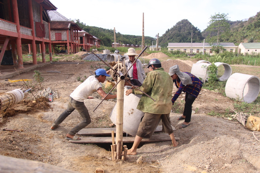 Đào giếng lấy nước sinh hoạt cho bà con. Theo các công nhân cho biết, dùng máy khoan xuống khoảng 10m là bắt đầu chạm mạch nước ngầm.