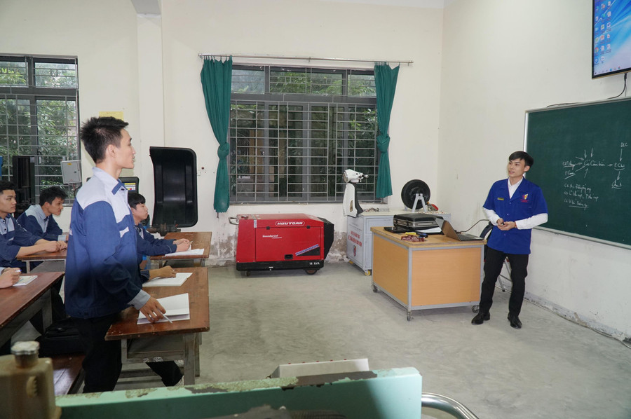 Nguyễn Đình Toàn có điểm khối A đạt 27,5 nhưng không xét tuyển đại học và chọn học nghề tại Trường Cao đẳng nghề Việt - Đức (Nghệ An).