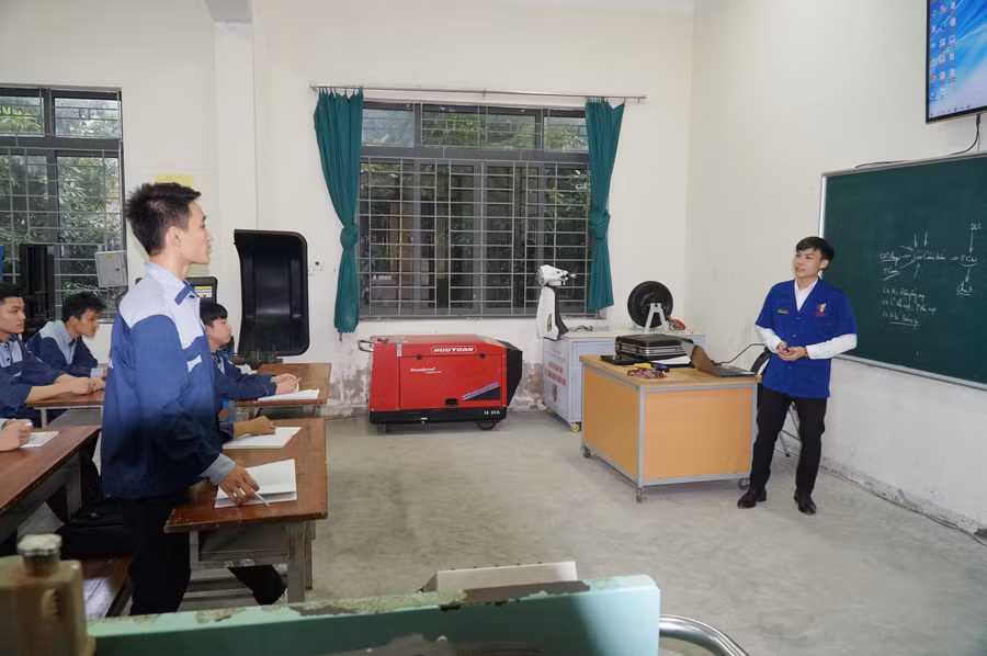 Nguyễn Đình Toàn có điểm khối A đạt 27,5 nhưng không xét tuyển đại học và chọn học nghề tại Trường Cao đẳng nghề Việt - Đức (Nghệ An).