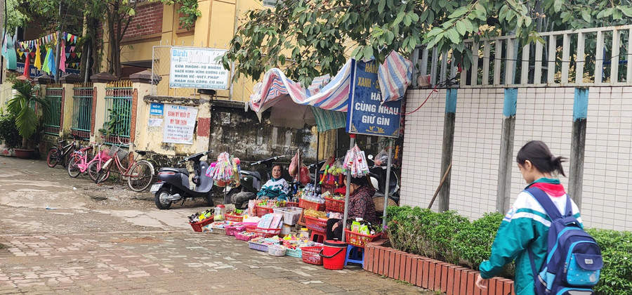 Gian hàng bán đồ chơi trẻ em ở gần khu vực trường học tại TP Vinh, Nghệ An. Gian hàng bán đồ chơi trẻ em ở gần khu vực trường học tại TP Vinh, Nghệ An.