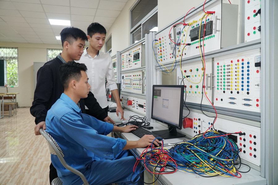 Giờ thực hành tại khoa Điện - Trường Cao đẳng Kỹ thuật Công nghiệp Việt Nam - Hàn Quốc (Nghệ An).